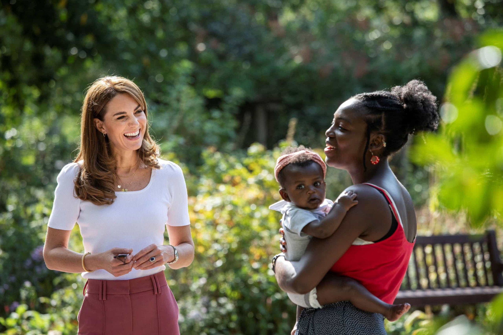 Kate Middleton usa joia em homenagem aos três filhos