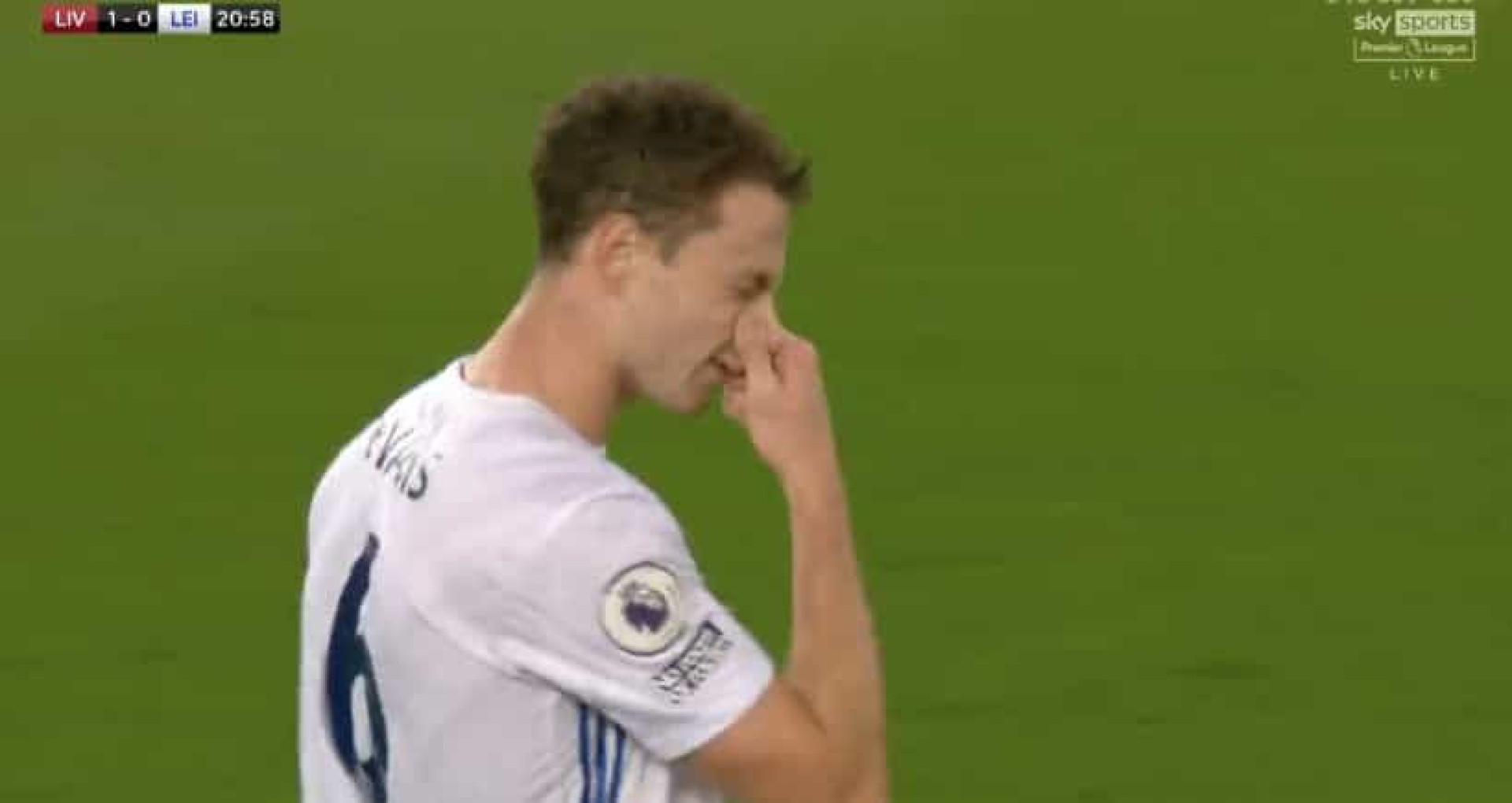 Liverpool festeja após auto-golo inacreditável de Jonny Evans