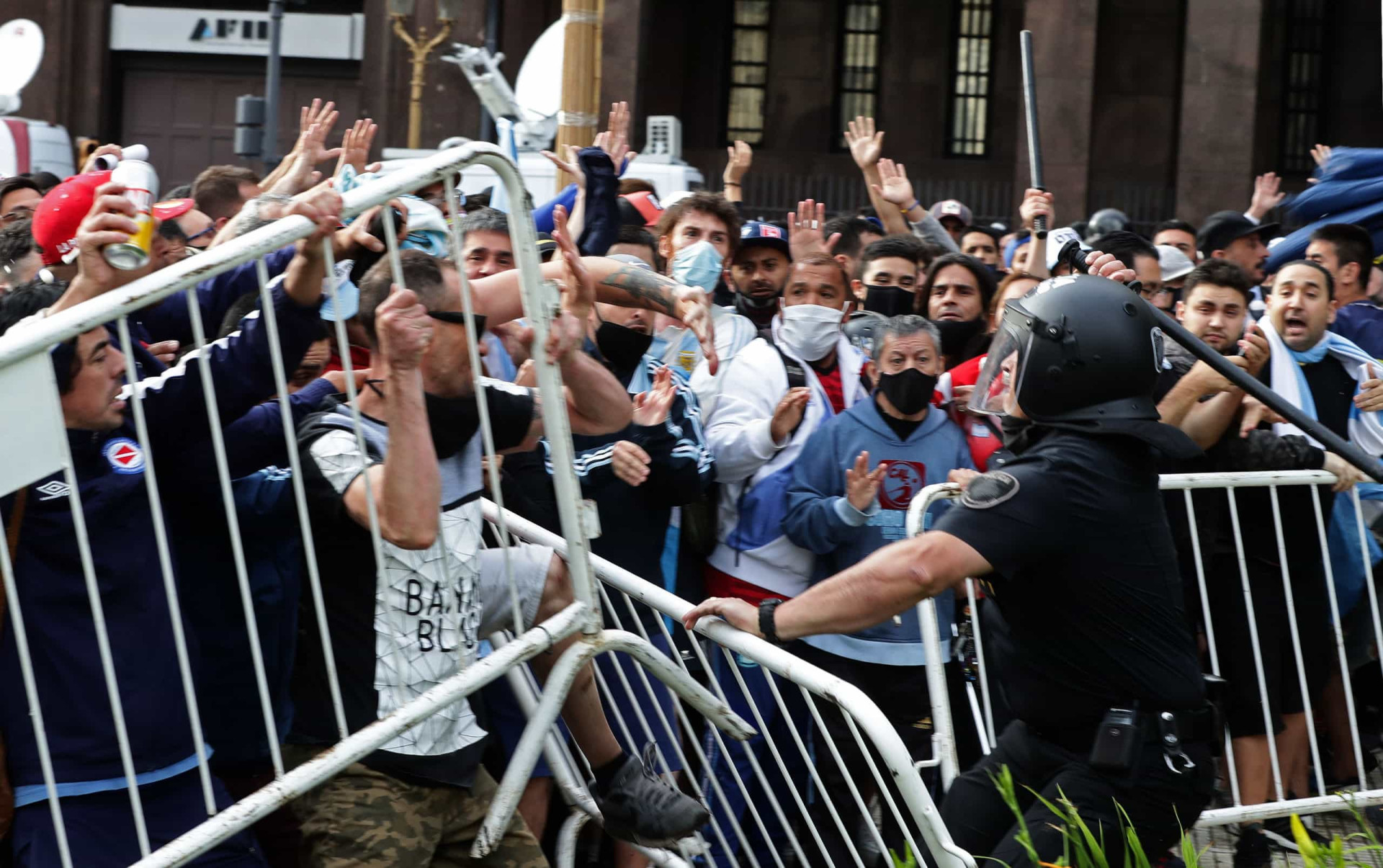 Бежал в аргентину. Прощание с Диего Марадоной. Диего Армандо Марадона похороны. Криминальная Аргентина. Полиция Аргентины.