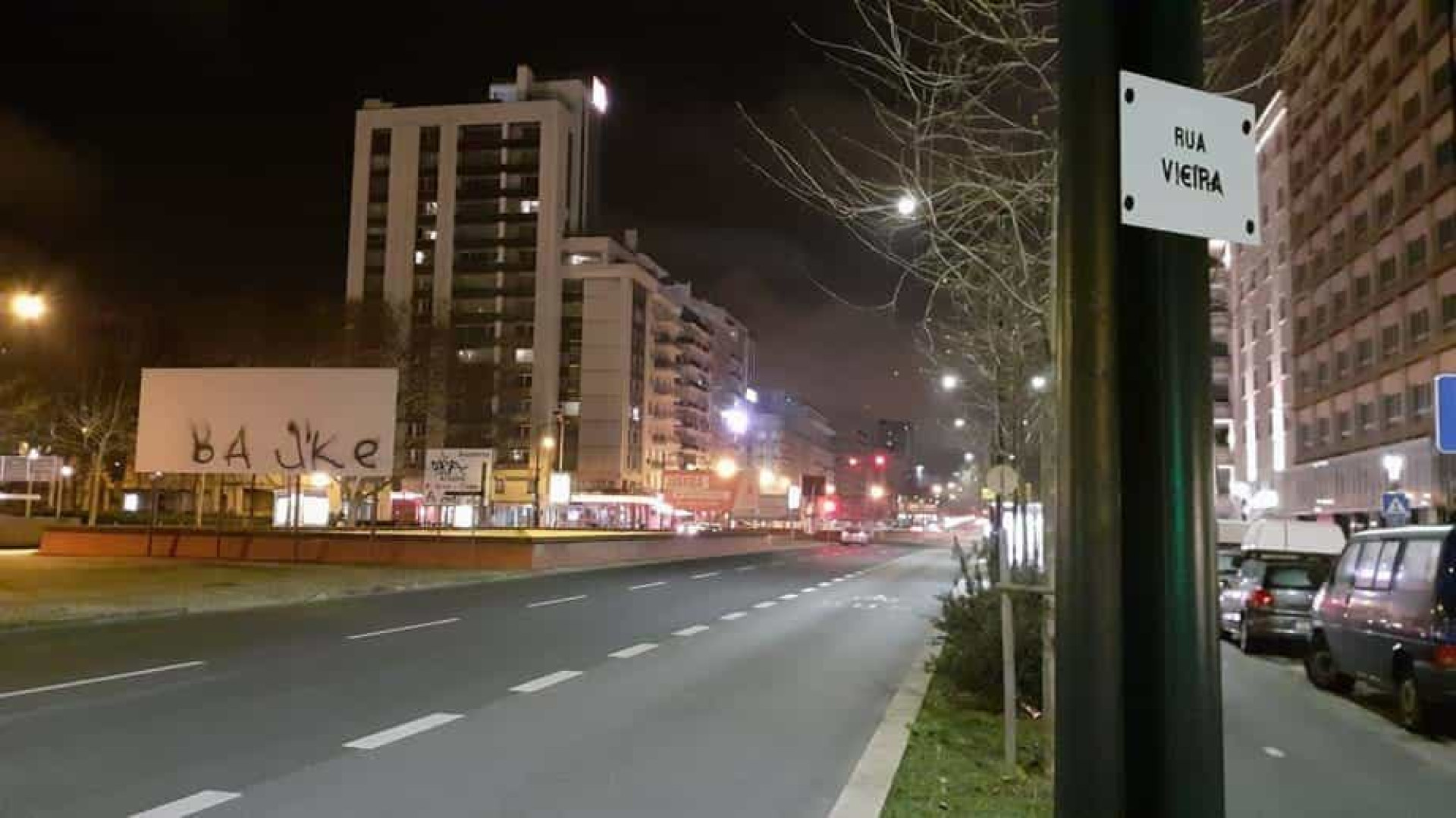 Adeptos do Benfica aumentam contestação e espalham placa "Rua Vi€ira"