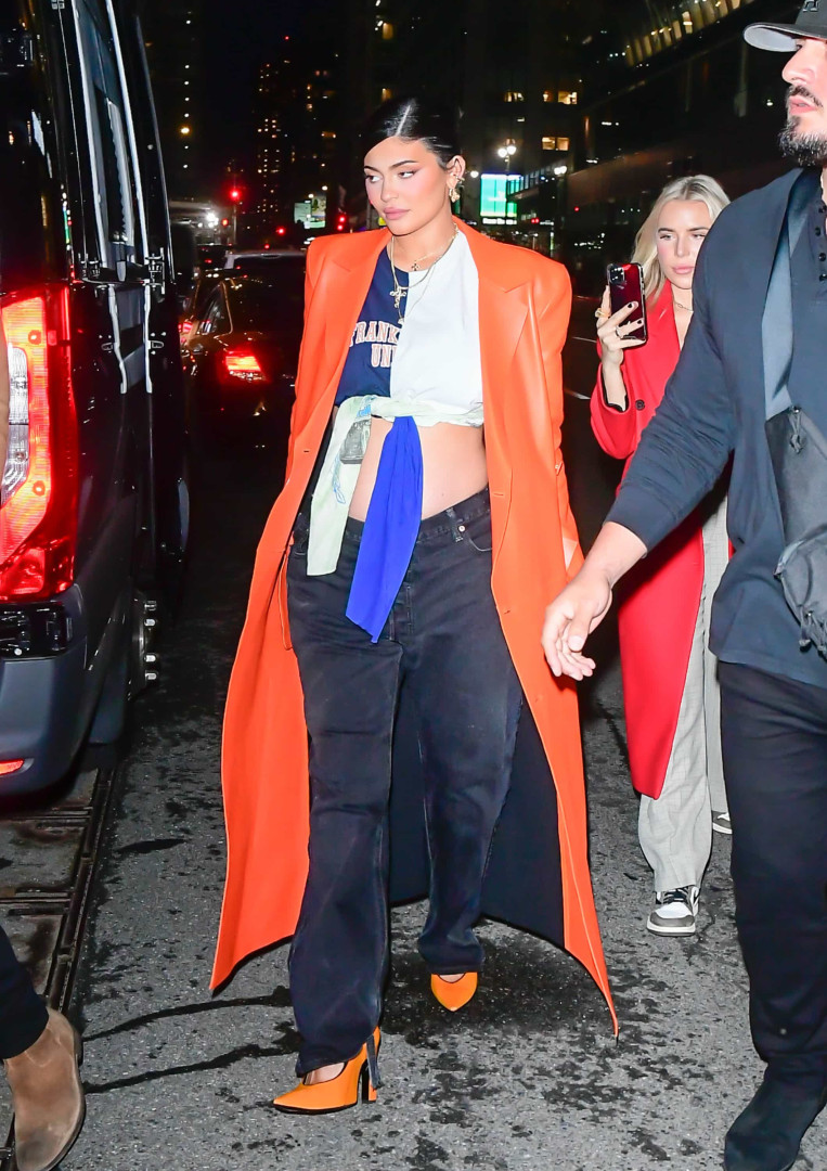 Kylie Jenner exibe barriguinha de grávida em dois novos visuais