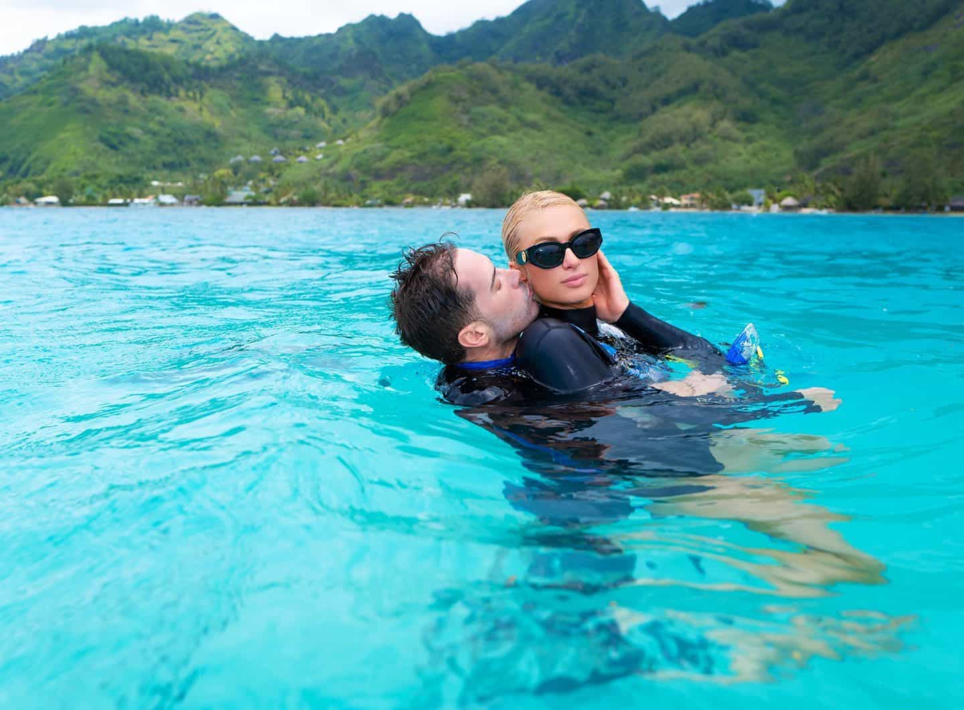 As imagens da lua de mel de Paris Hilton e Carter Reum em Bora Bora