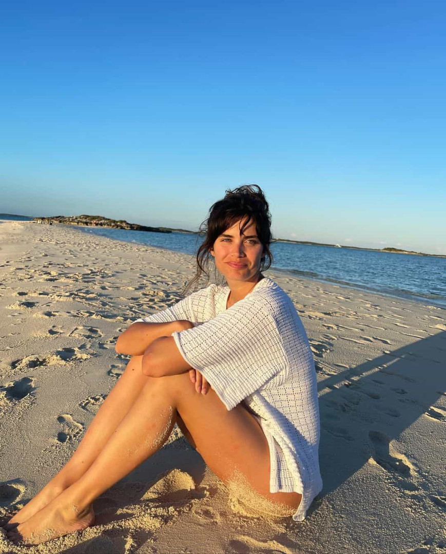 Sara Sampaio exibe beleza natural durante as férias em destino quente