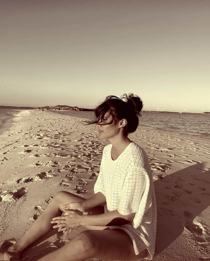 Sara Sampaio exibe beleza natural durante as férias em destino quente