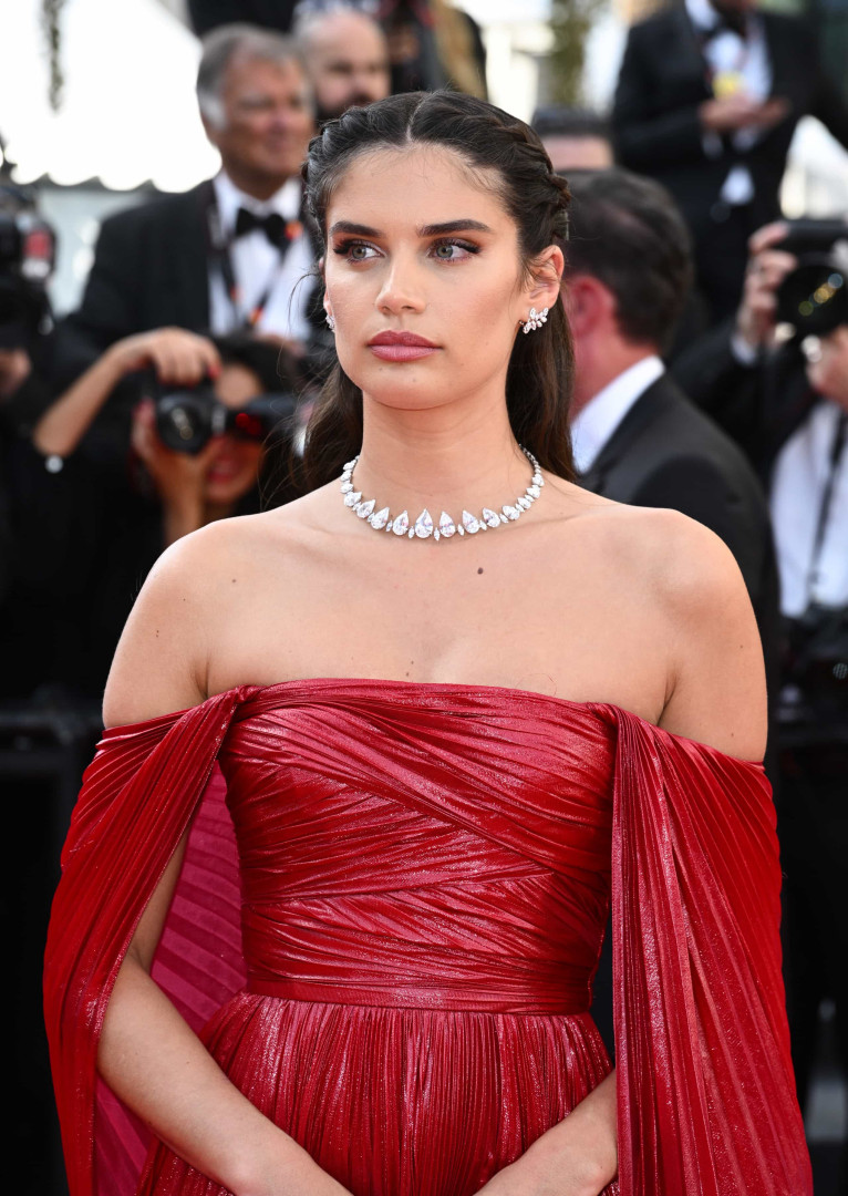 Sara Sampaio 'parou' a red carpet de Cannes com... vestido vermelho