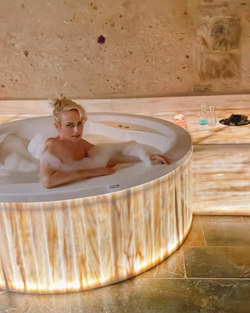 Rebel Wilson mostra-se nua na banheira durante férias com a namorada
