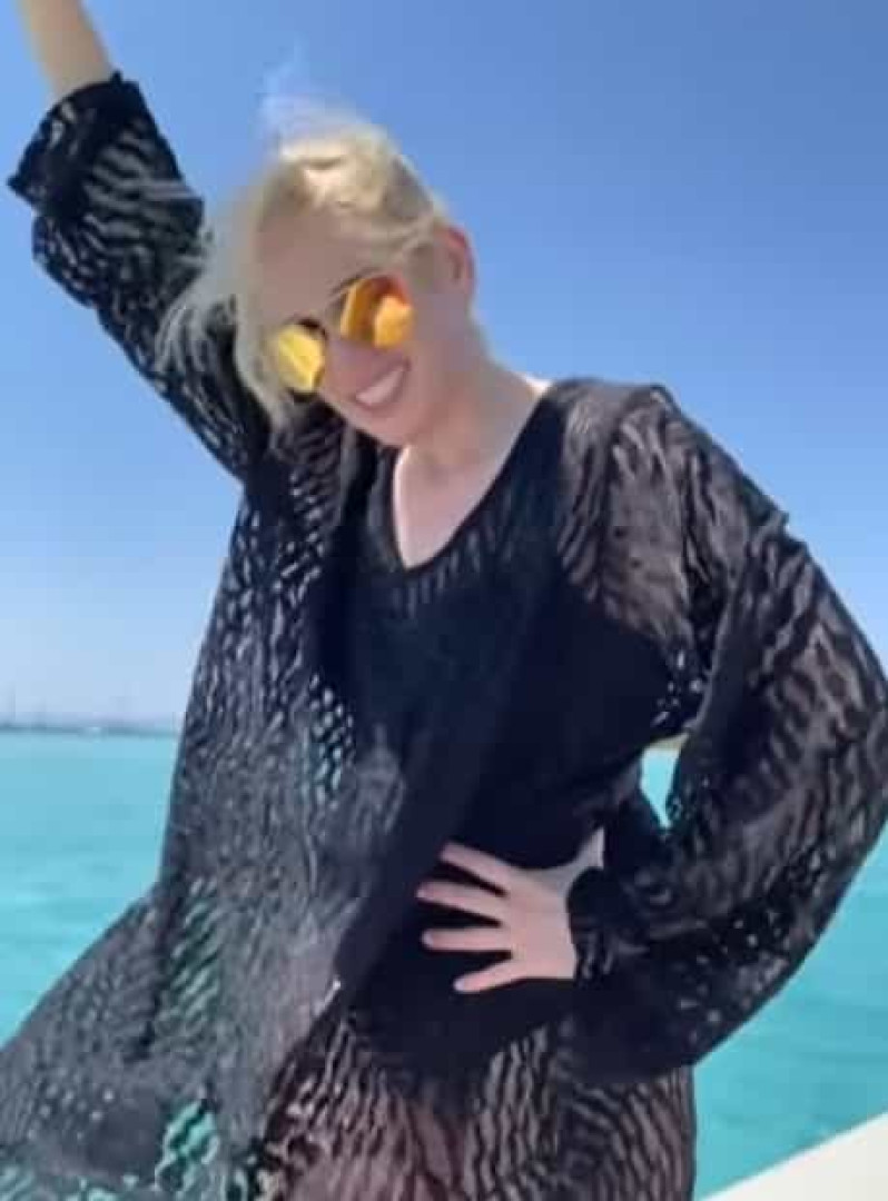 Rebel Wilson mostra-se nua na banheira durante férias com a namorada