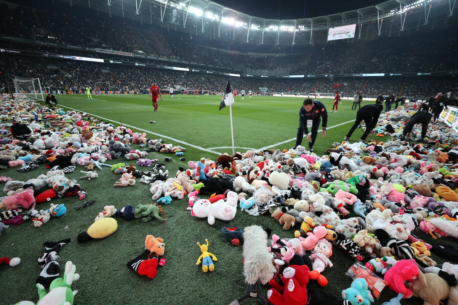 O gesto dos adeptos do Besiktas para com as crianças vítimas do sismo