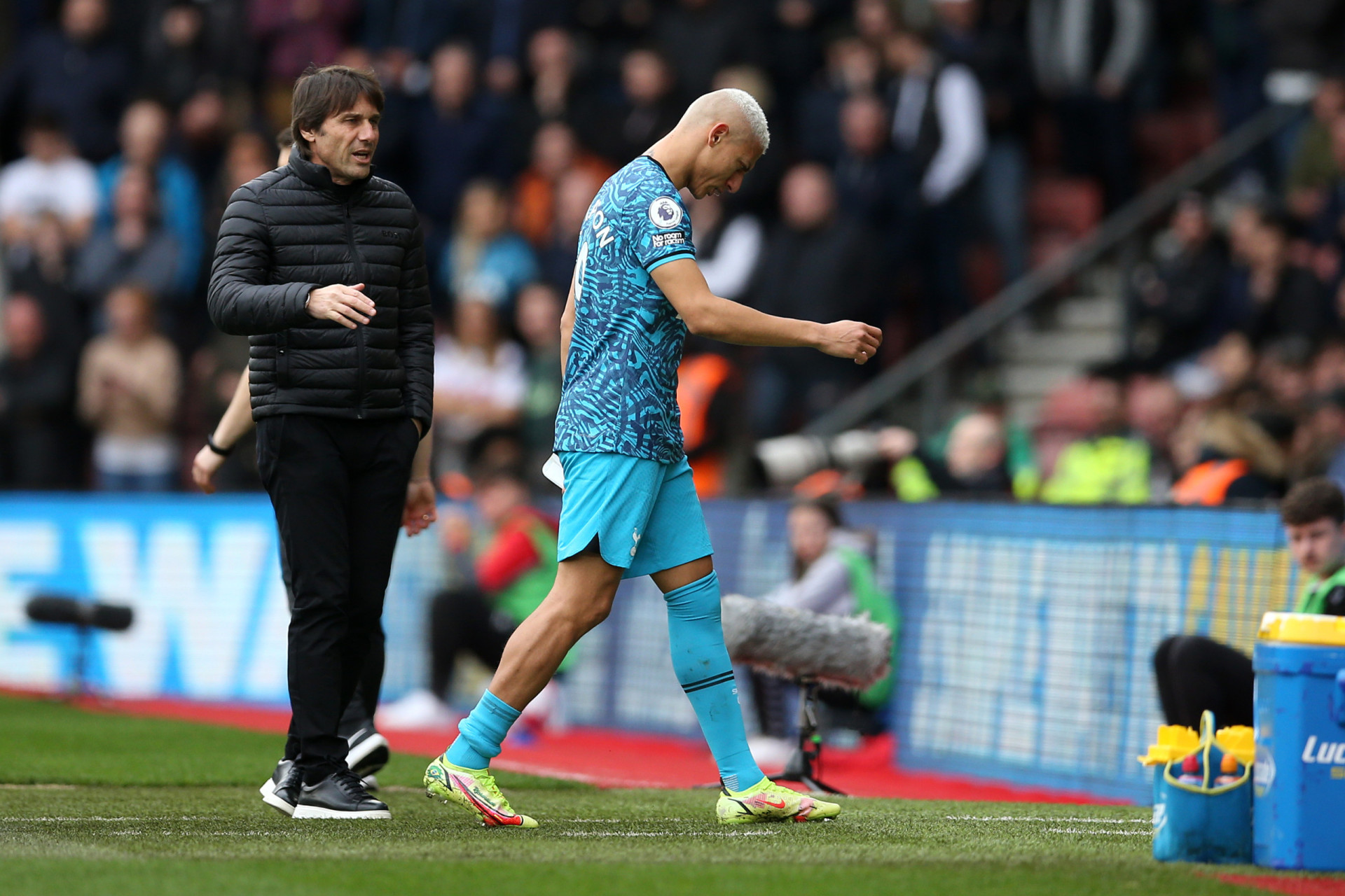 Richarlison abandona o relvado aos cinco minutos e lavado em lágrimas