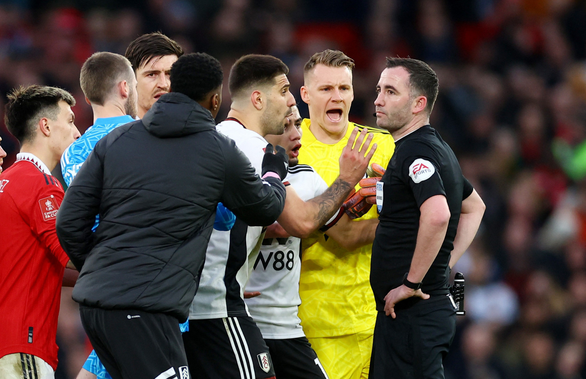 Caos total. Marco Silva entre os três expulsos por confusão com árbitro