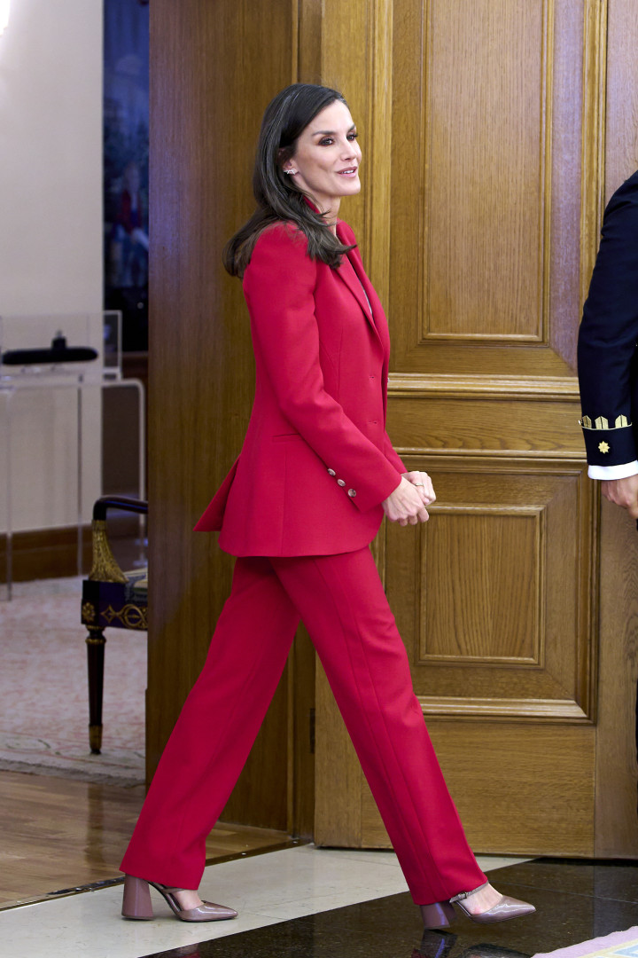Rainha Letizia estreia fato 'vibrante' e usa saltos altos confortáveis