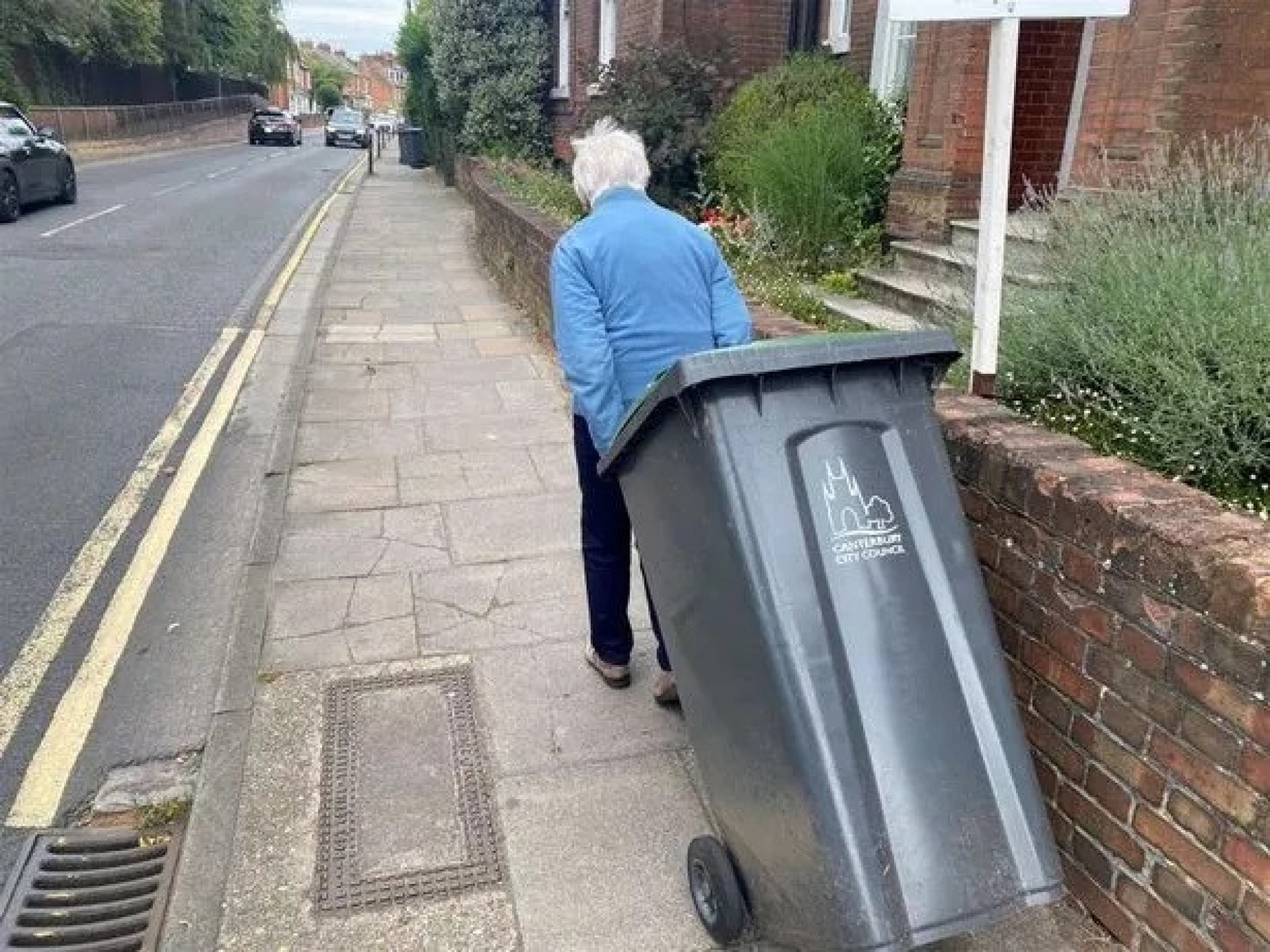Mujer de 94 años camina 3 km con cubos de basura por huelga