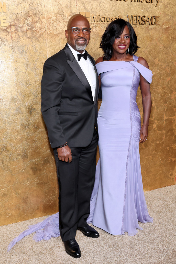 Viola Davis deslumbra com elegante vestido lilás