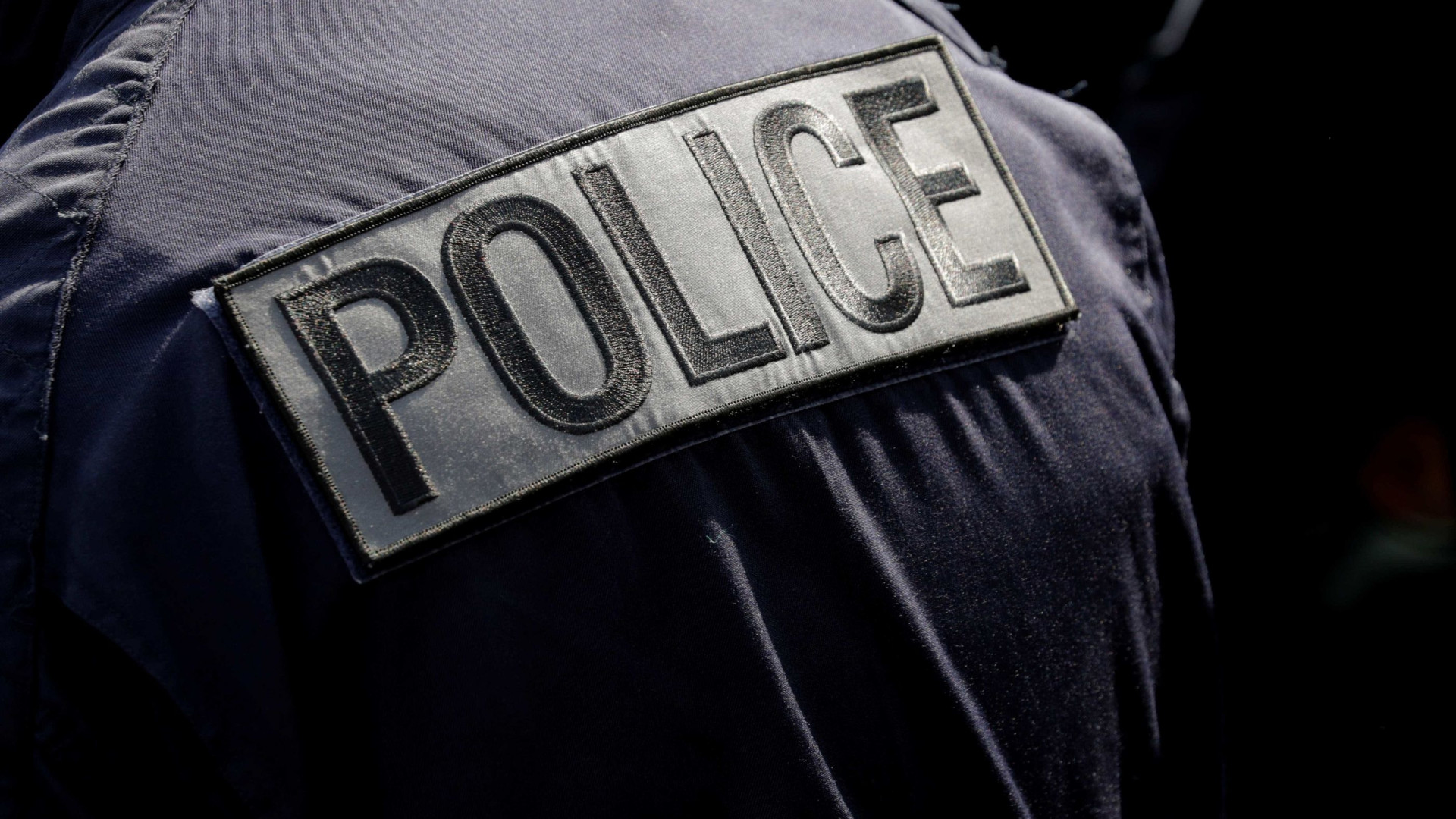 Três guardas prisionais mortos em ataque em França. Recluso em fuga