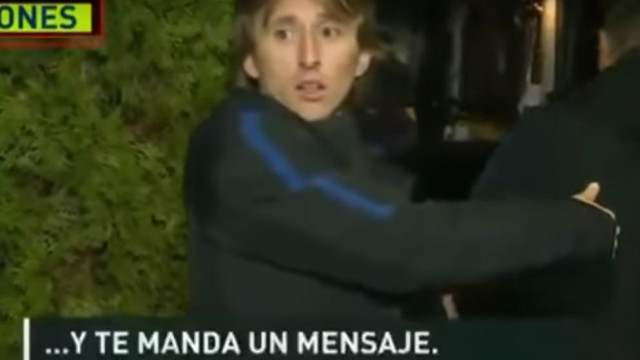 Modric acede a pedido de jornalista e o momento que se segue arrepia