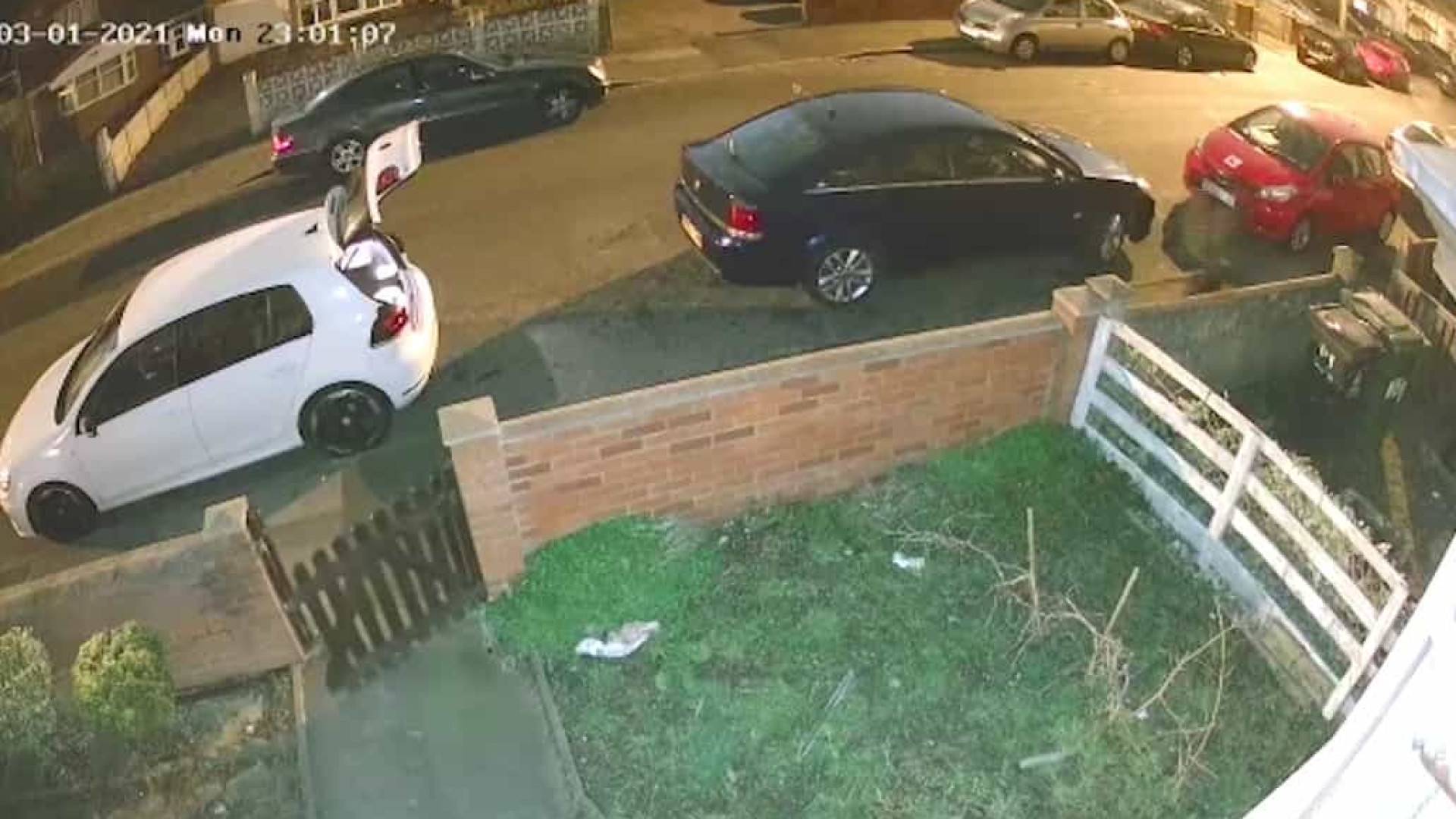 Irmãos pedem a vizinhos para fazerem menos barulho e acabam cercados