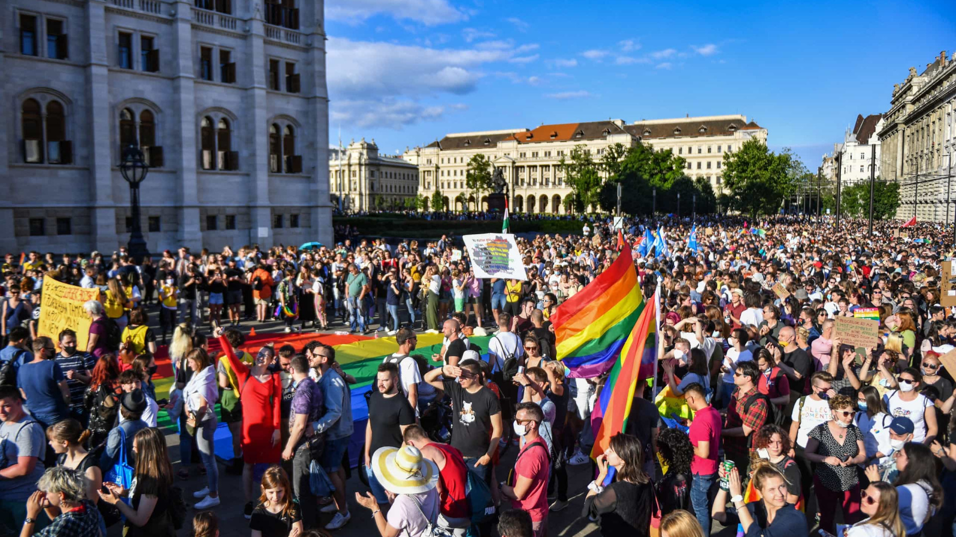 Húngaros em protesto para vetar lei que liga pedofilia a homossexualidade