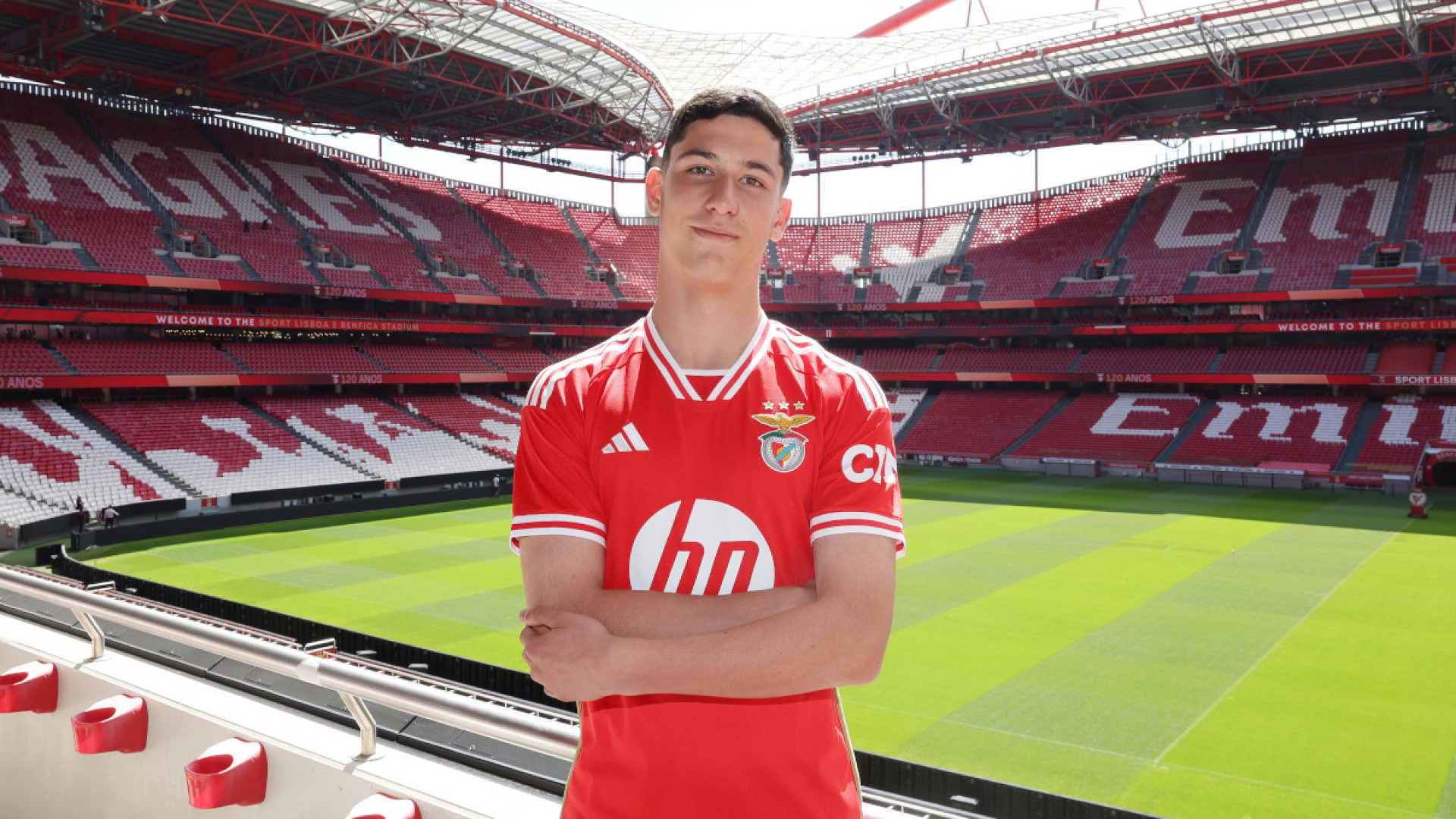 Oficial: Benfica segura jovem lateral com contrato profissional