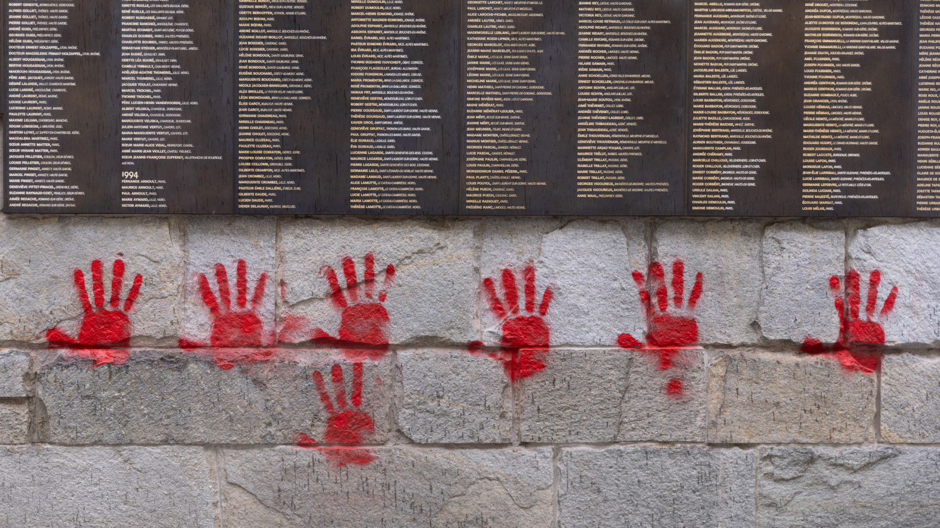 Detidos 3 búlgaros suspeitos de vandalizar mural do Holocausto em Paris