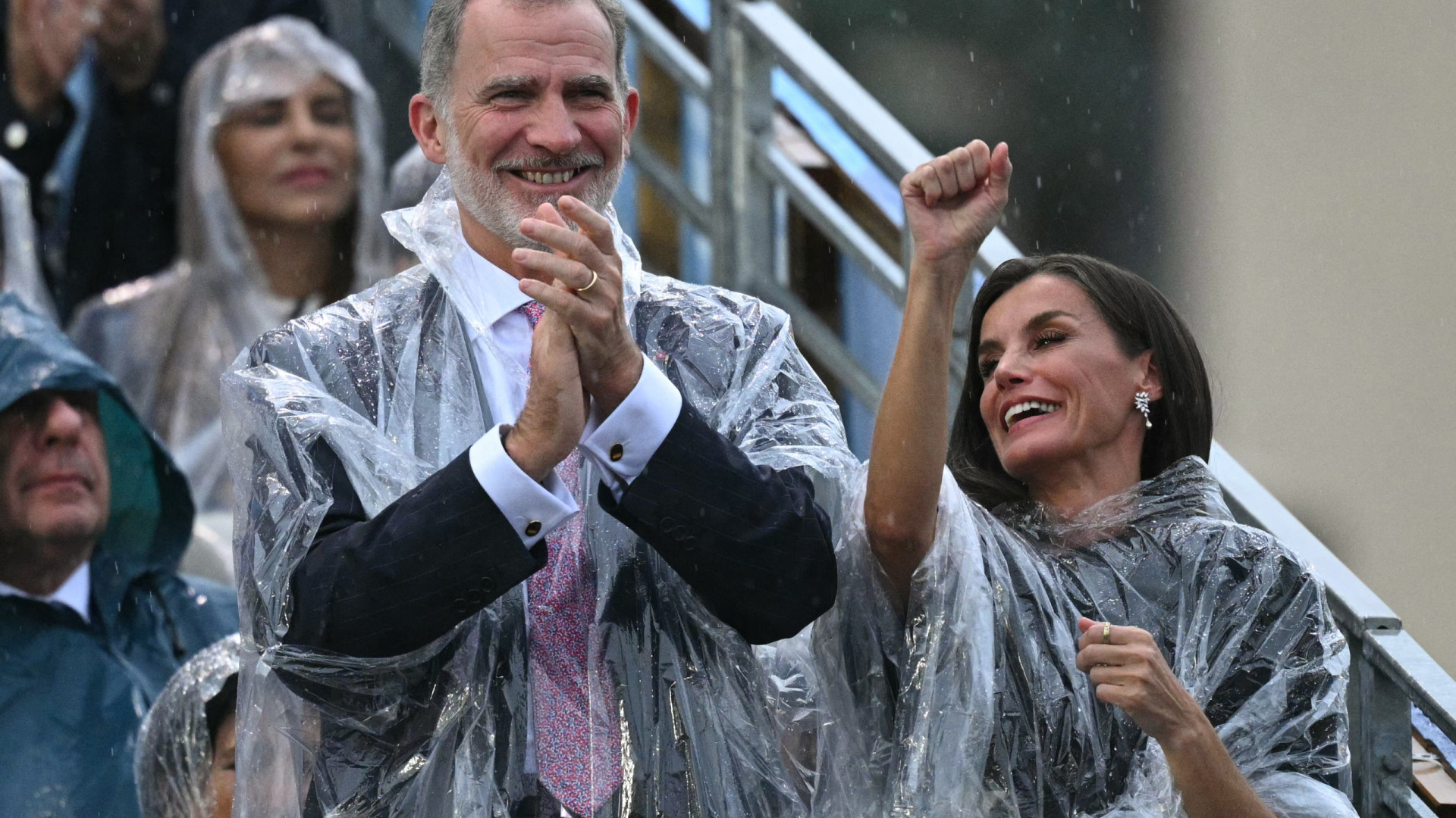 Reis de Espanha 'apanhados' à chuva na abertura dos JO (e há imagens)