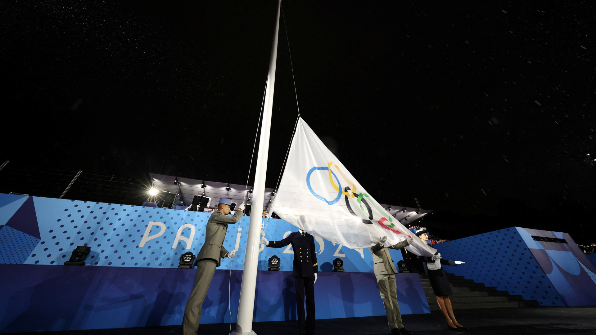'Oh, mon Dieu'. Jogos Olímpicos começaram com a bandeira... ao contrário